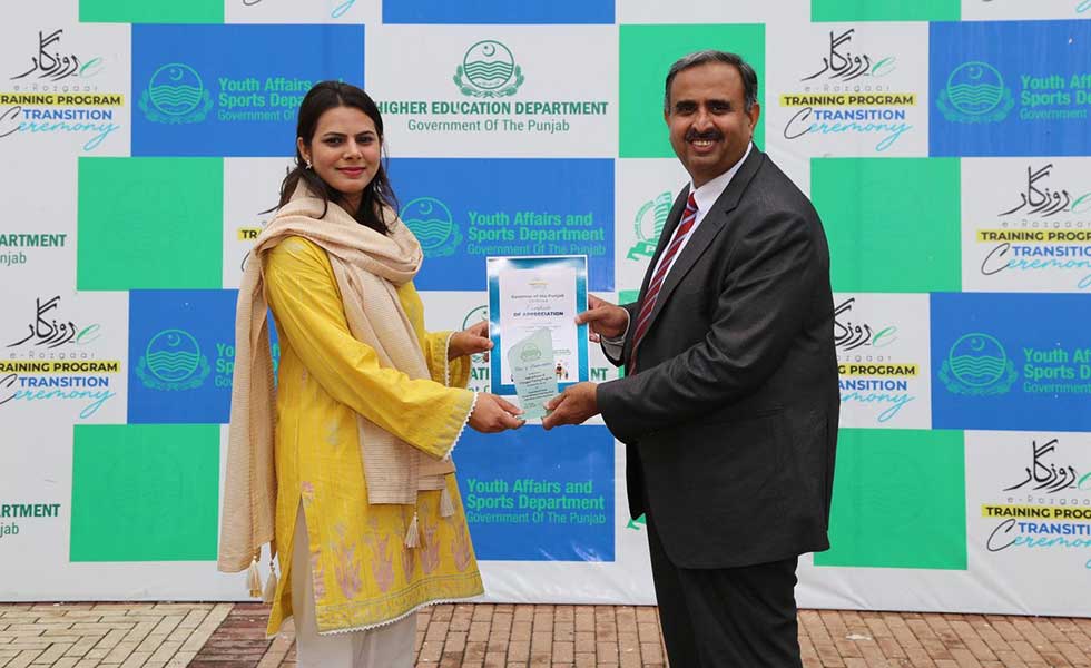 Fiza receives the award of being a high achiever freelancer of PITB in governor house Lahore